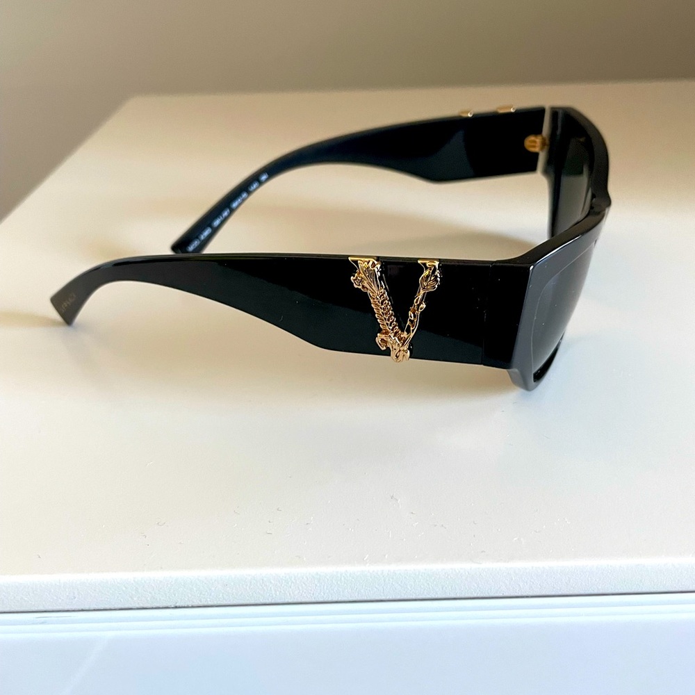 Never worn Versace sunglasses